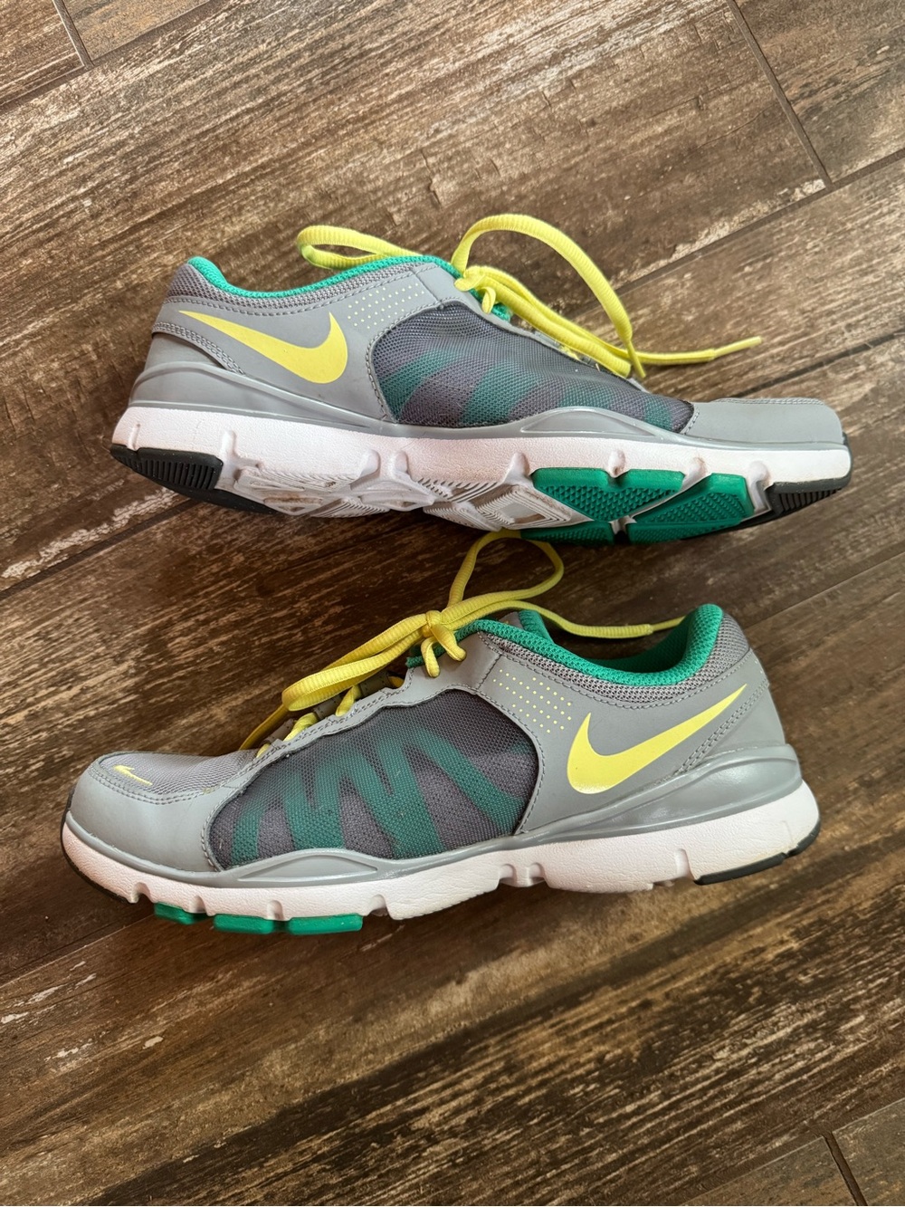Nike Flex Trainer 2 athletic shoes with yellow & teal accents women’s size 8.5